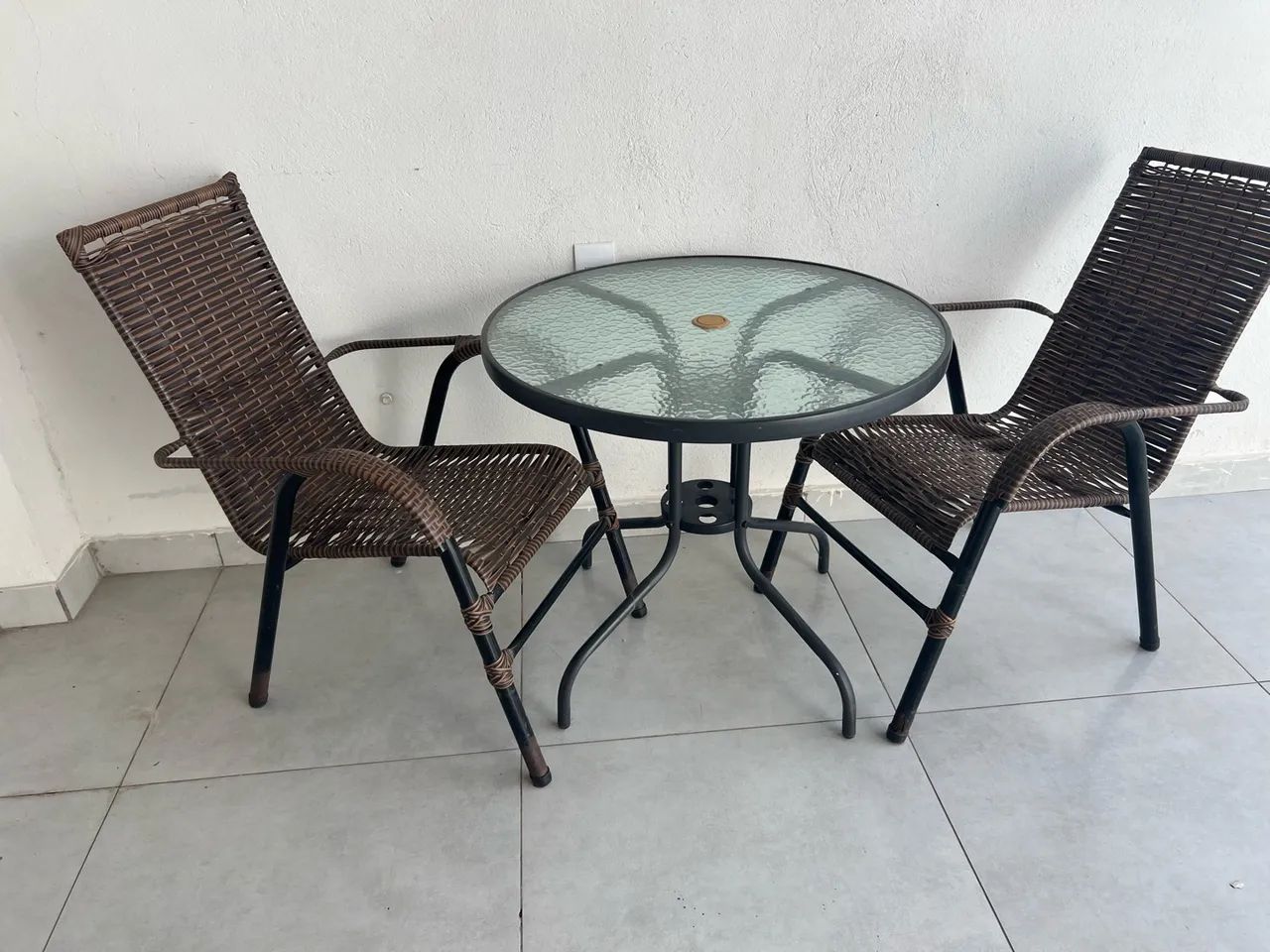 Mesa com 2 cadeiras semi nova