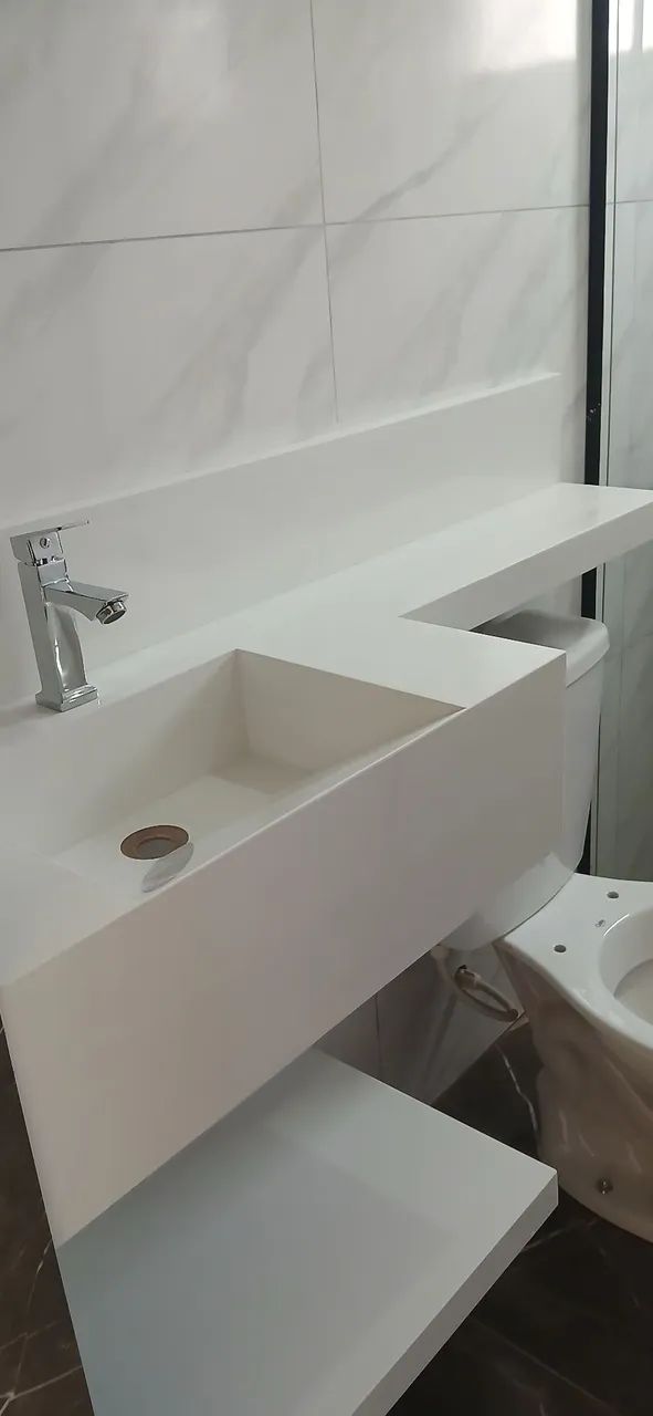 Pia esculpida em porcelanato 60x40 com extensão de 60x15
