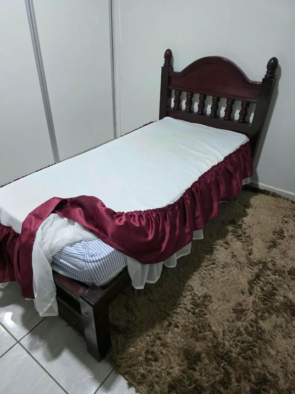 CAMA DE SOLTEIRO EM MADEIRA MACIÇA  - Foto 2