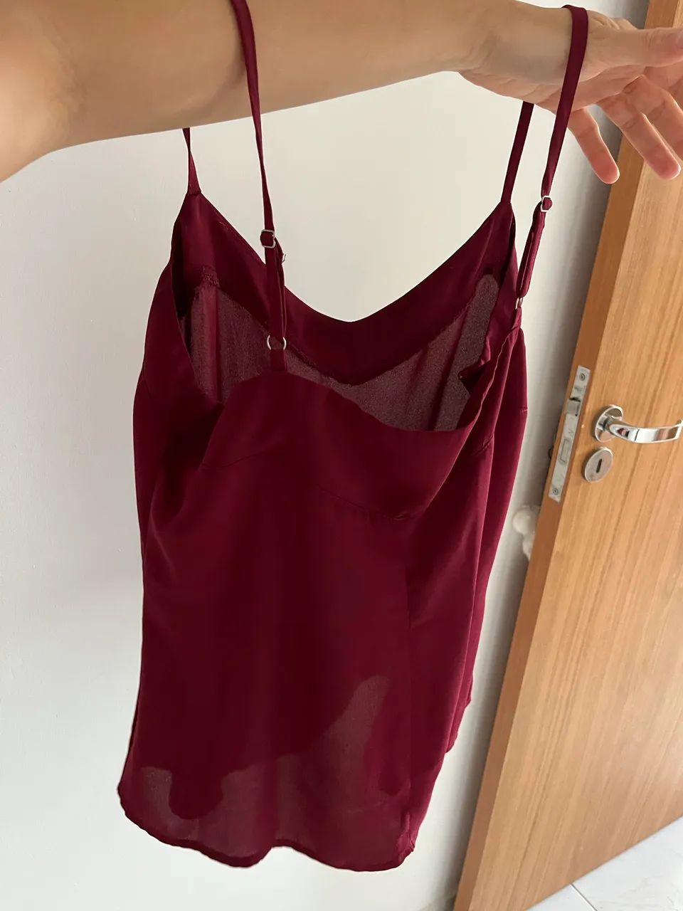 Blusa alças tecido vinho  - Foto 2