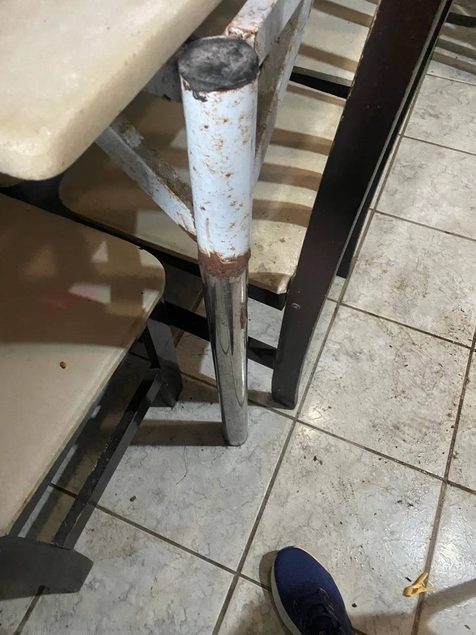 Conjunto de mesa com cadeiras  - Foto 2