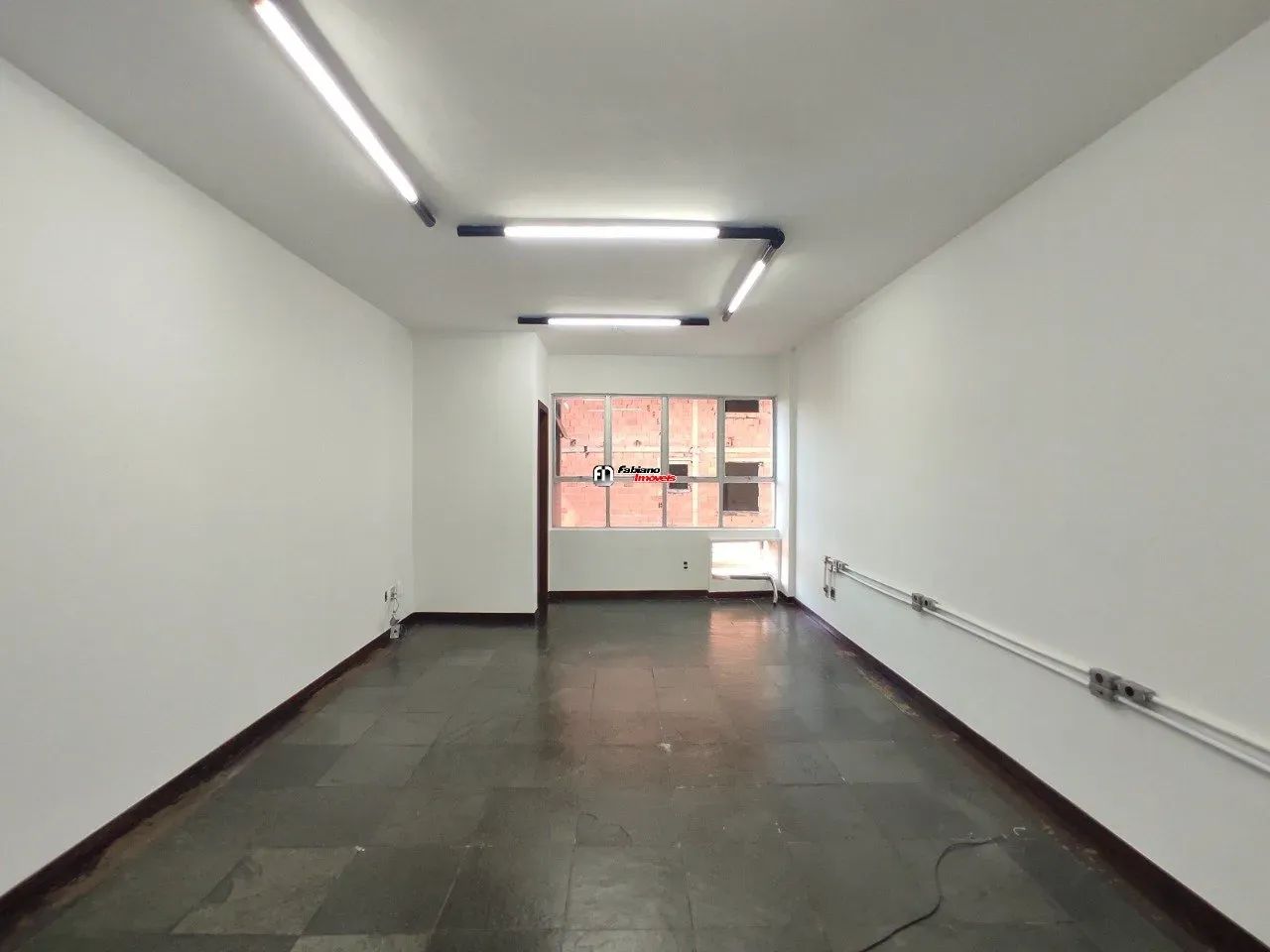 Sala em prédio com portaria e elevador . - Foto 5
