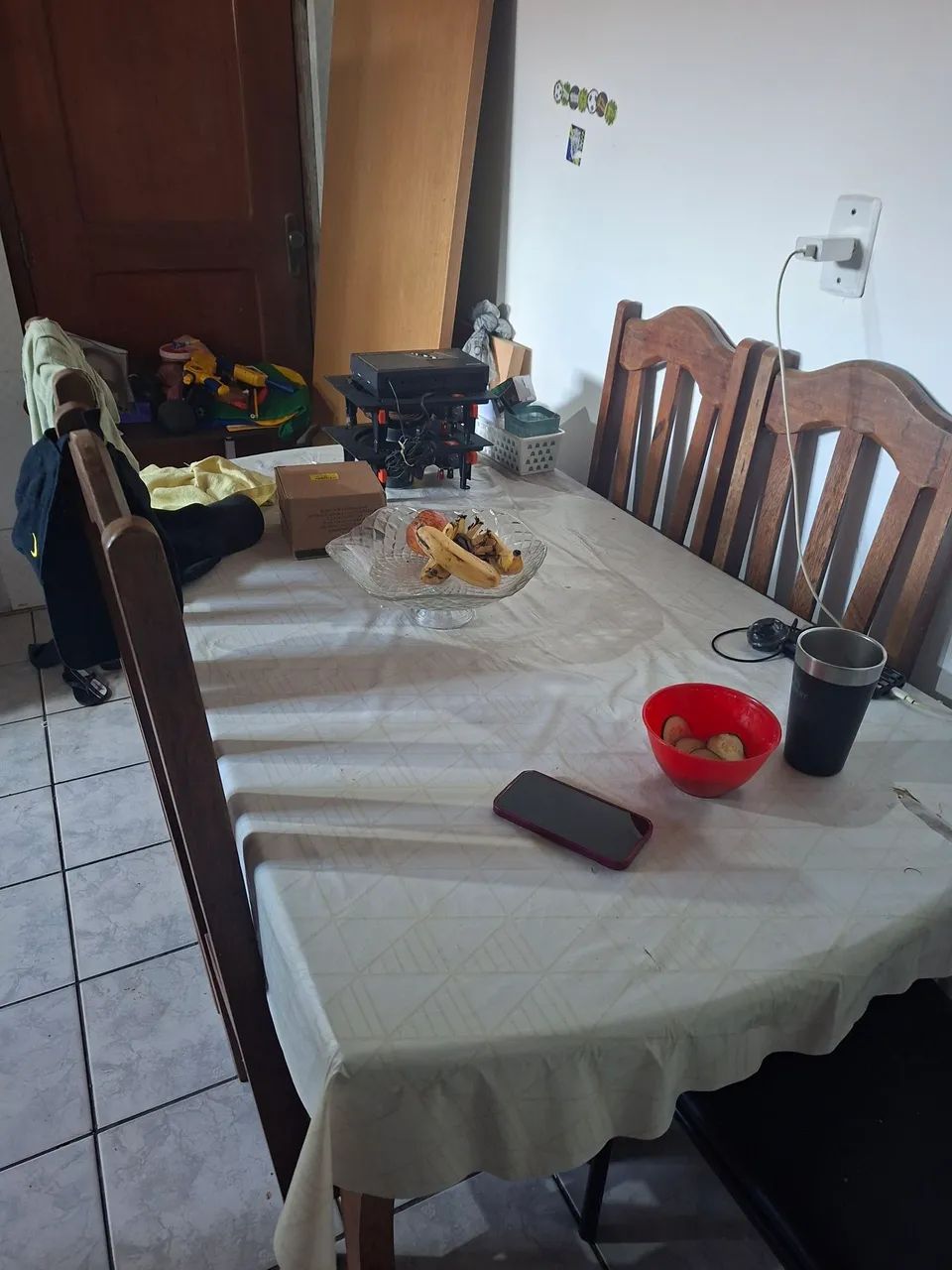 Mesa madeira de lei, com 4 cadeiras pra cozinha, etc
