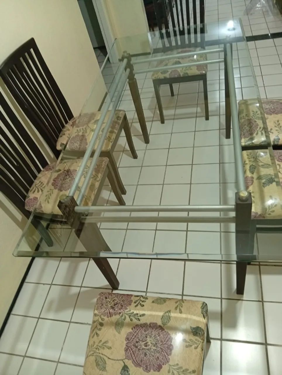 Mesa de jantar retangular de vidro com 6 cadeiras