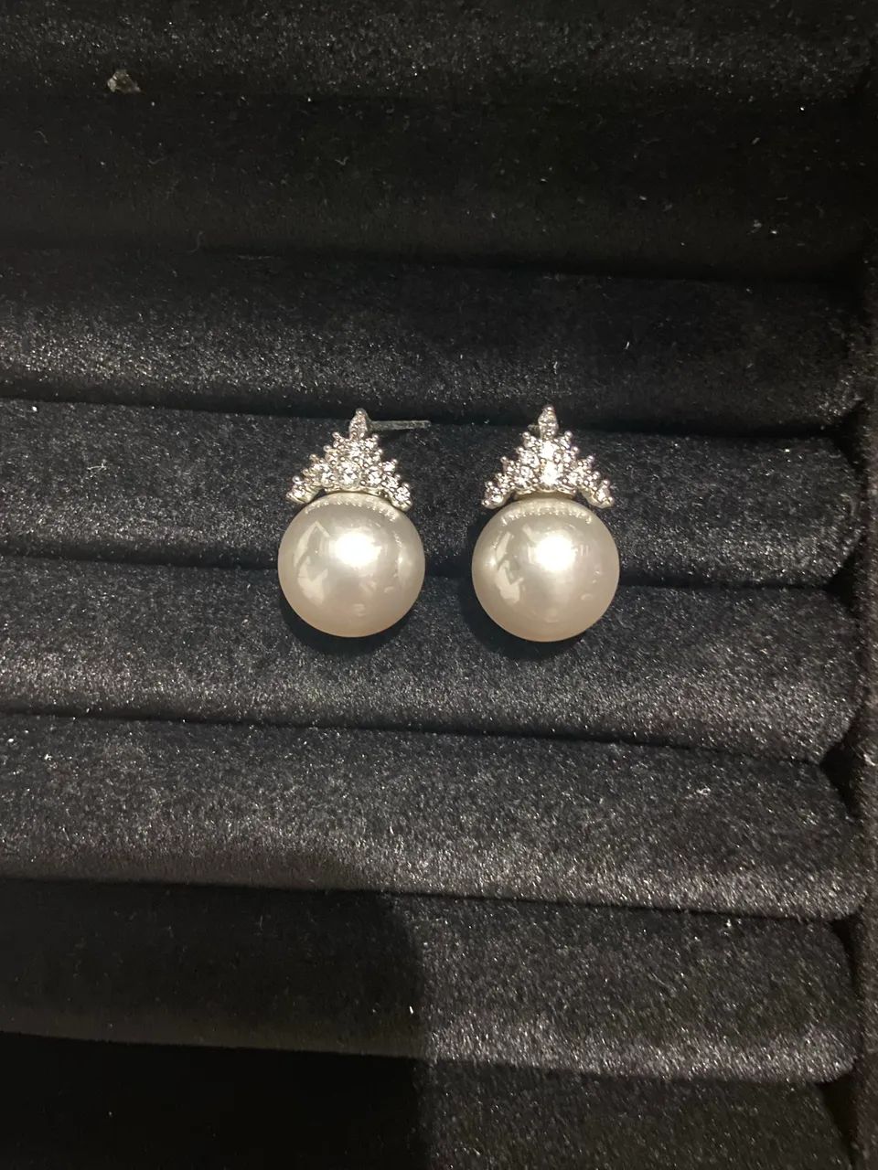 Brincos prateados com esferas pérolas estilo princesa  - Foto 3