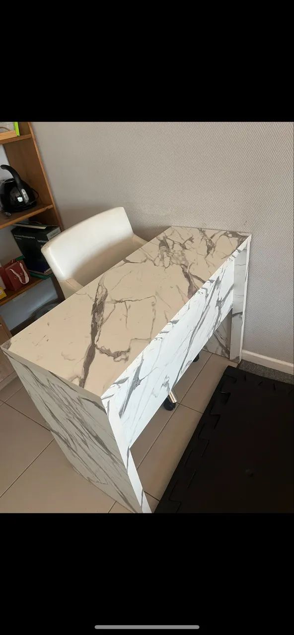 Mesa com cadeira de rodinhas em ótimo estado
