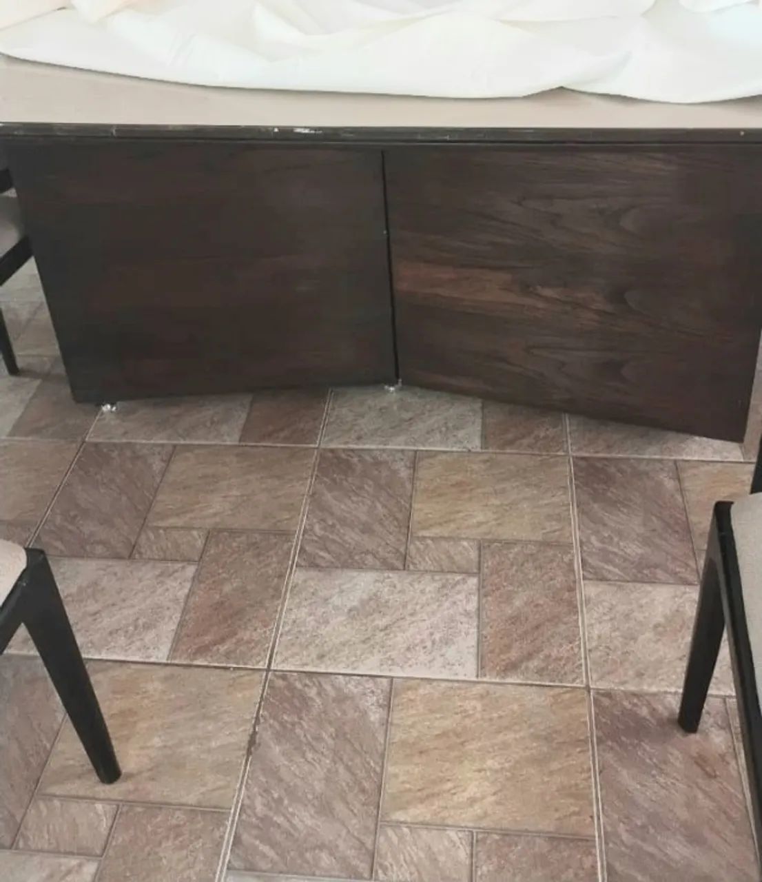 Mesa de jantar tampo de vidro, retangular com 6 poltronas estofadas. - Foto 5