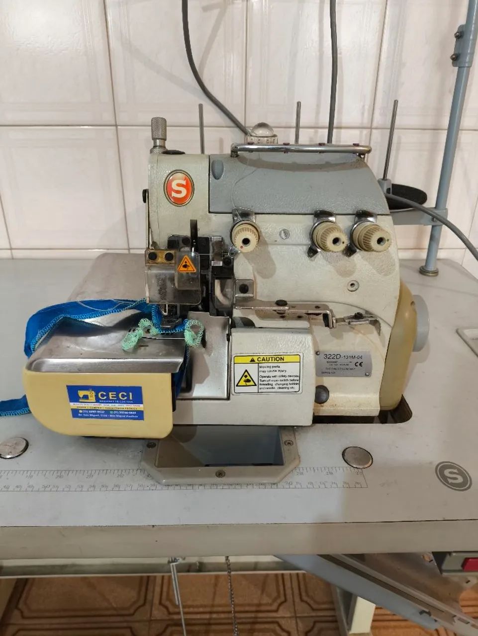 Máquina Overloque SINGER 322D-131M-04