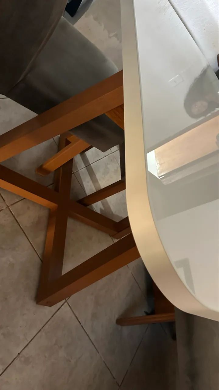 Mesa de jantar retangular branca com pés de madeira