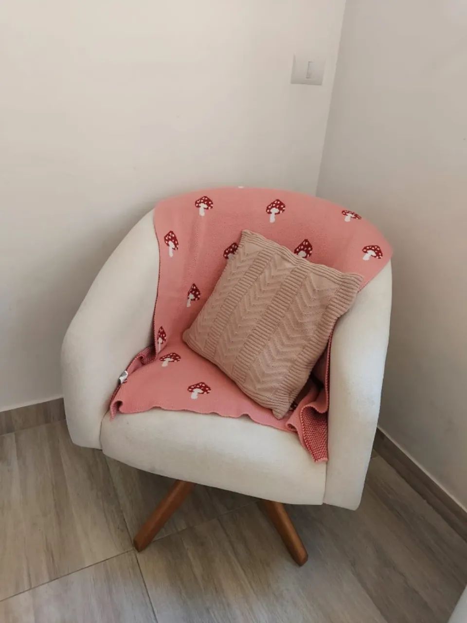 Poltrona giratória tecido boucle e base de madeira maciça - Foto 4