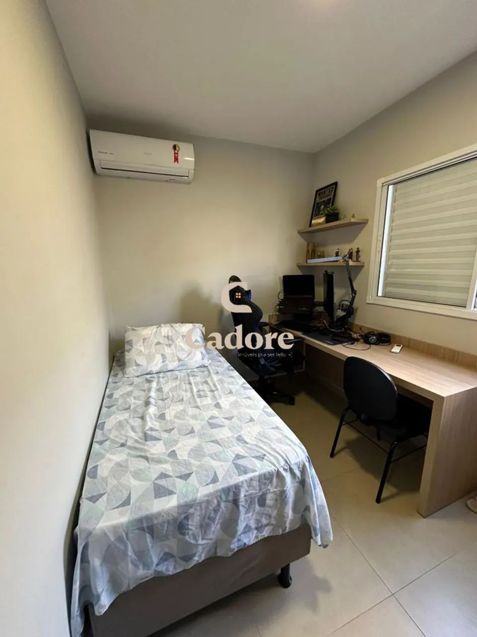 Apartamento no segundo andar, todo reformado internamente, com sala conjugada! - Foto 4