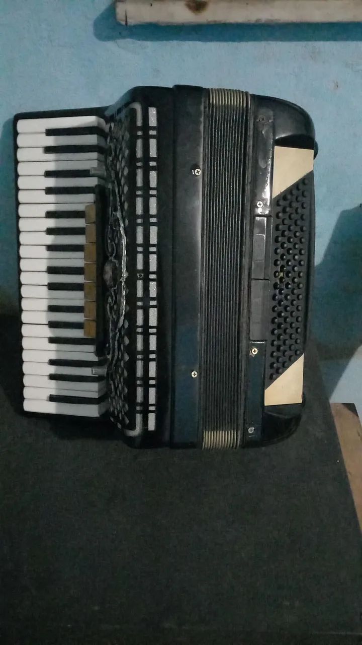 Vendo acordeon 80 baixos - Foto 2