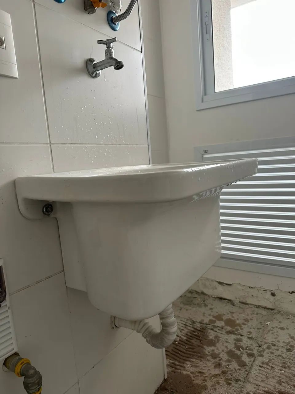 Pia de tanque branca com torneira porcelanato