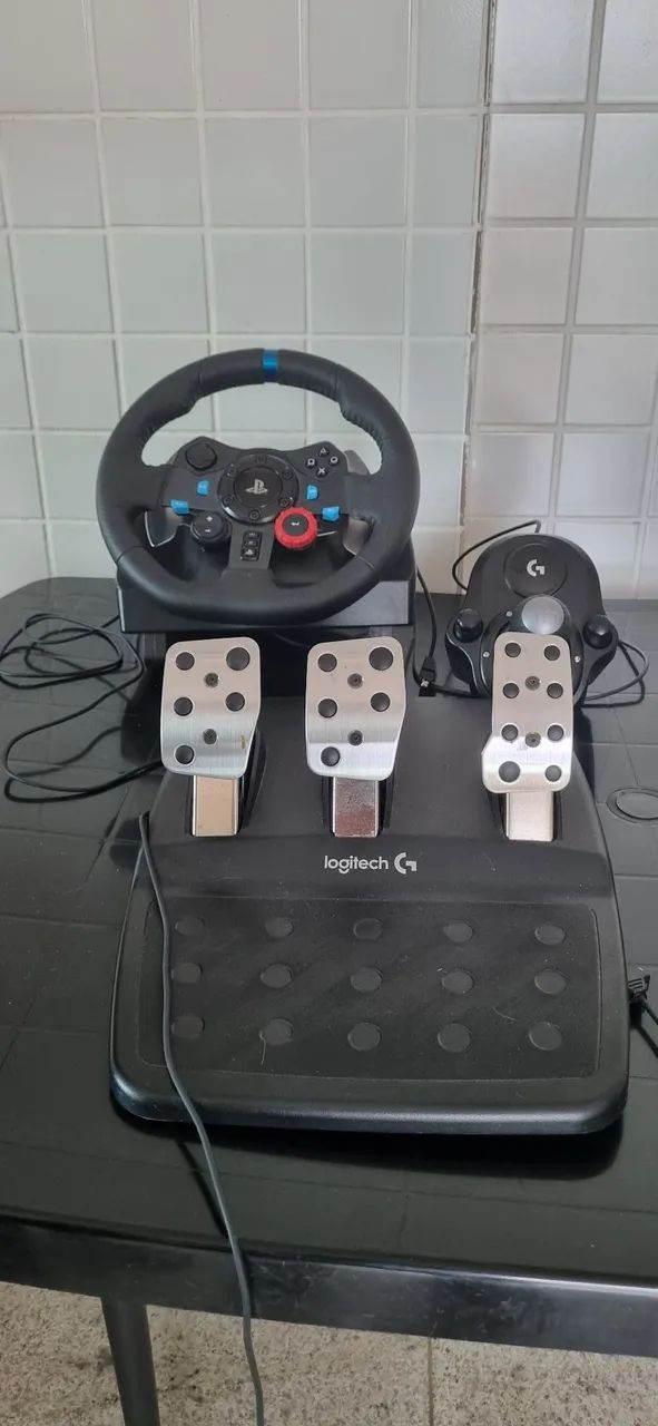 Volante Logitech Driving Force G29 com pedais e câmbio (usado)