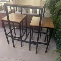 Bistrô em MDF e estrutura metálica com 2 bancos 1 mesa 