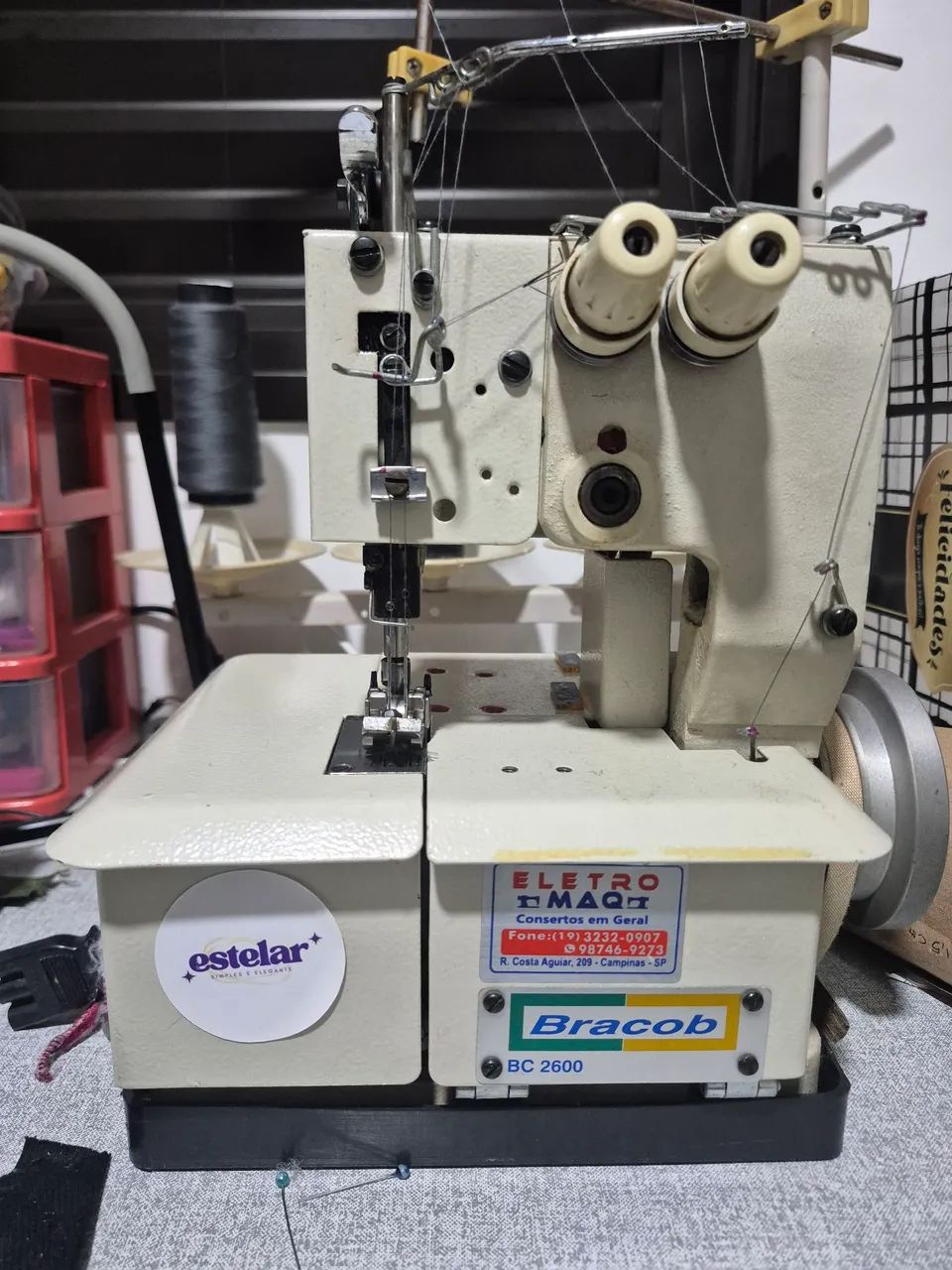 MÁQUINA GALONEIRA SEMI INDUSTRIAL 2 AGULHAS BRACOB 2600 COM MOTOR E MESA