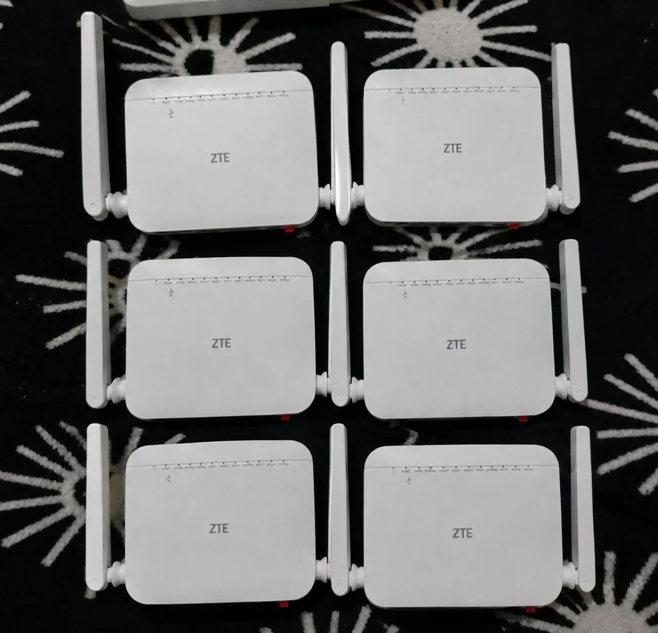 4 roteadores/ONTS da marca ZTE,