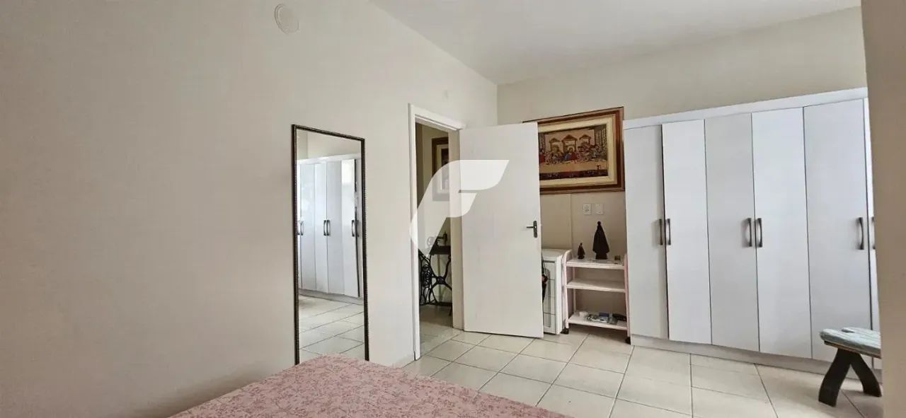 Casa com 7 dormitórios sendo 2 suítes e 2 vagas de garagem em Florianópolis/SC - Foto 4