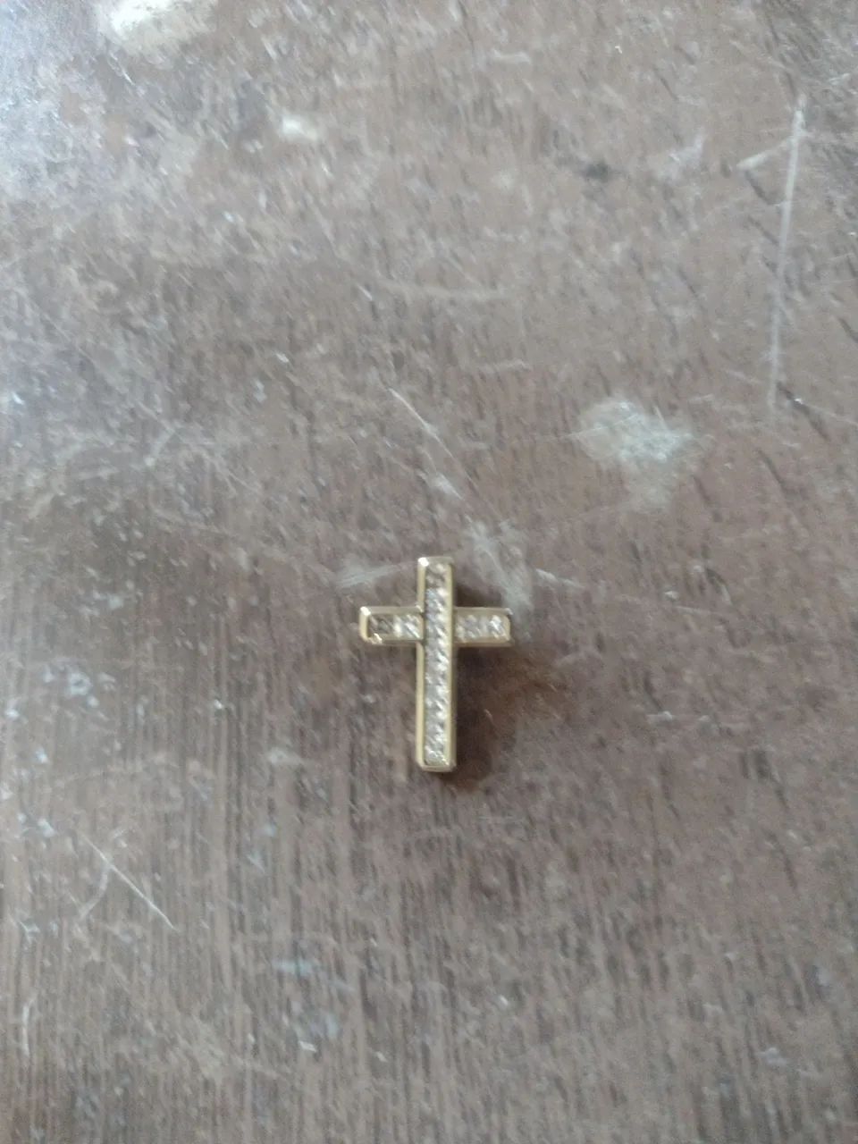 Pingente Peça folheada a ouro 18k com alta durabilidade.