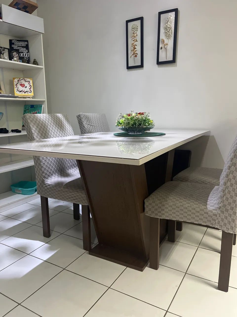 Mesa de jantar com 5 cadeiras 