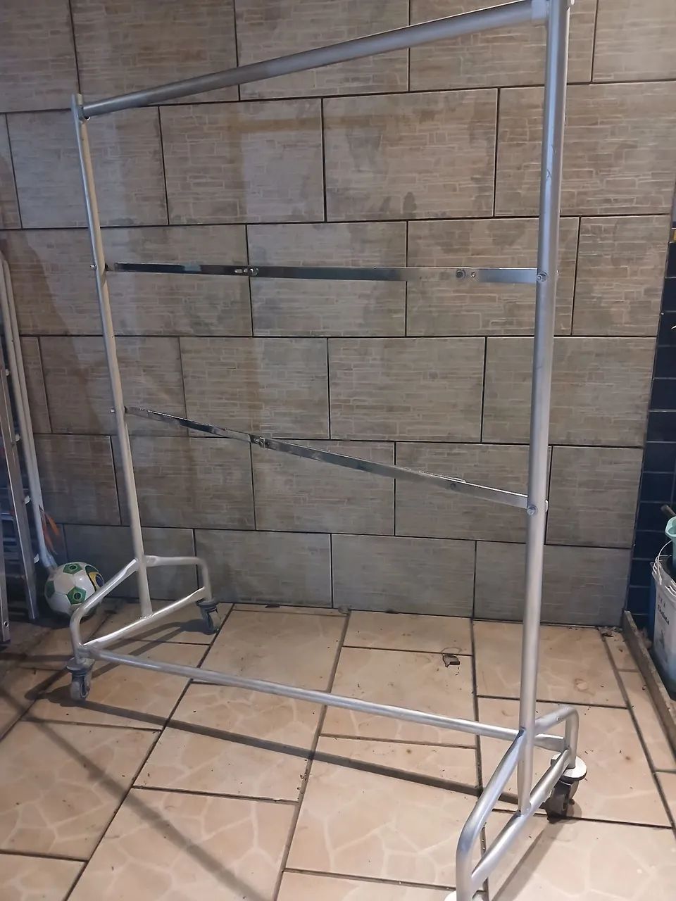 Arara de pé com rodinhas