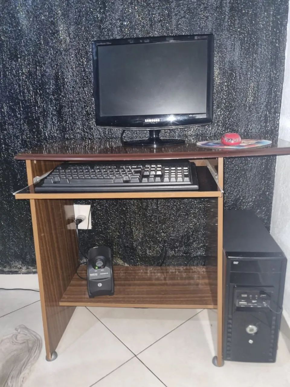 Computador completo com mesa e cadeira