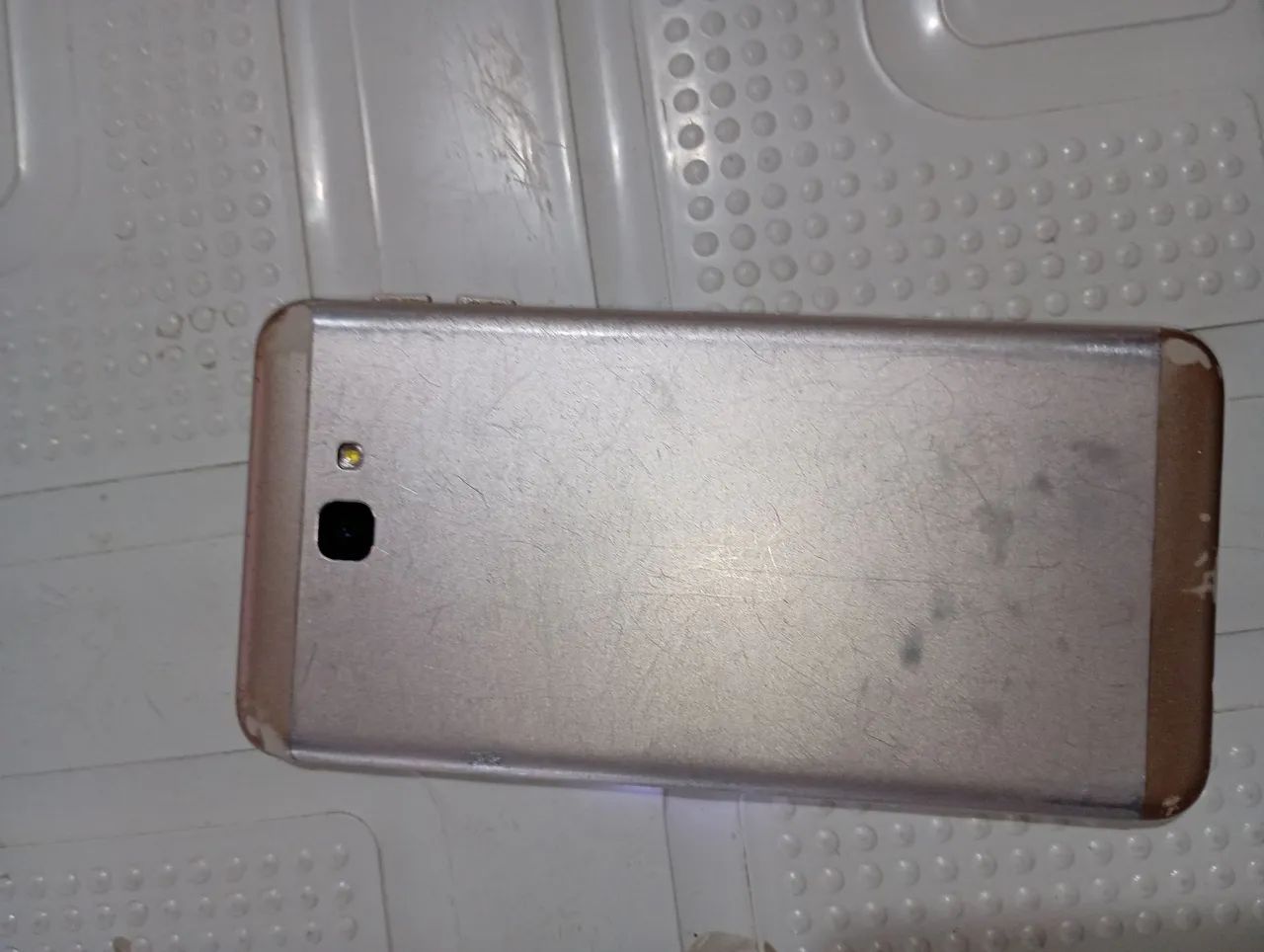 Celular Samsung j7 com carregador 50 reais  - Foto 2