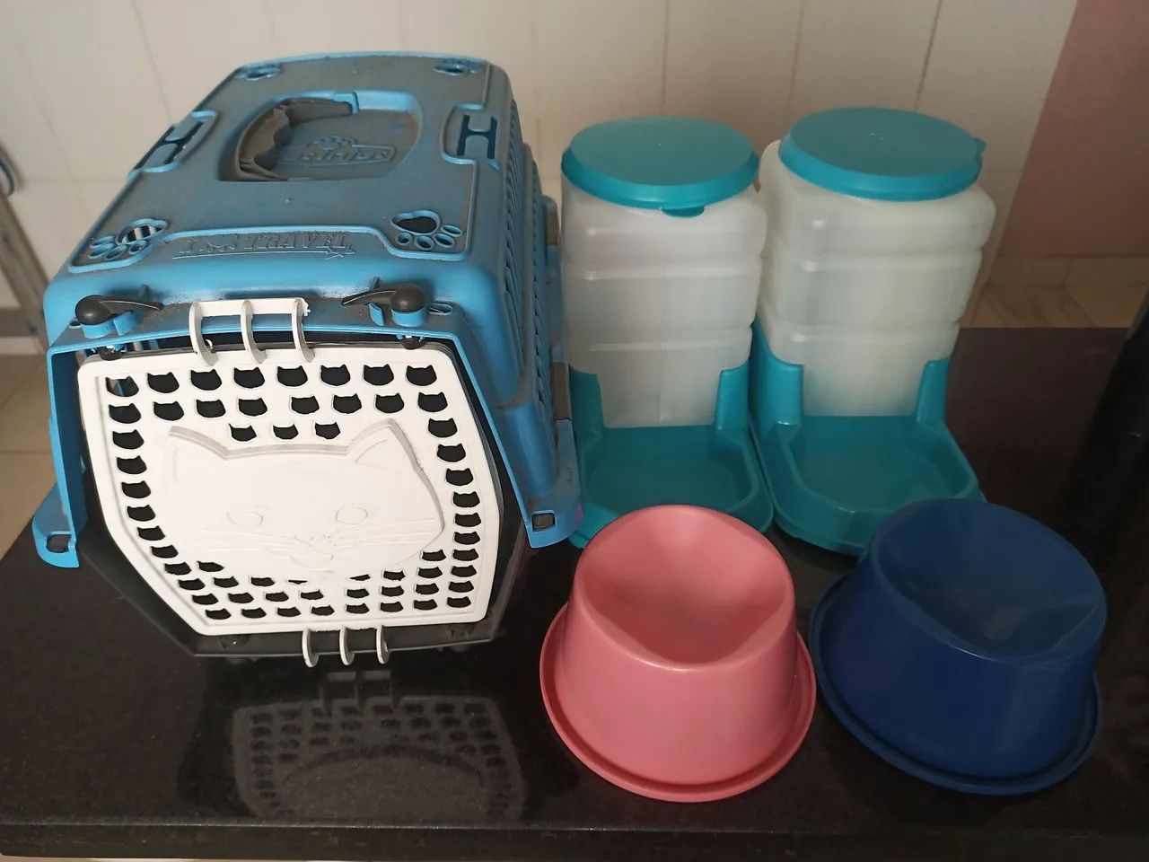 Caixa de transporte, comedouro e bebedouro automático para gatos