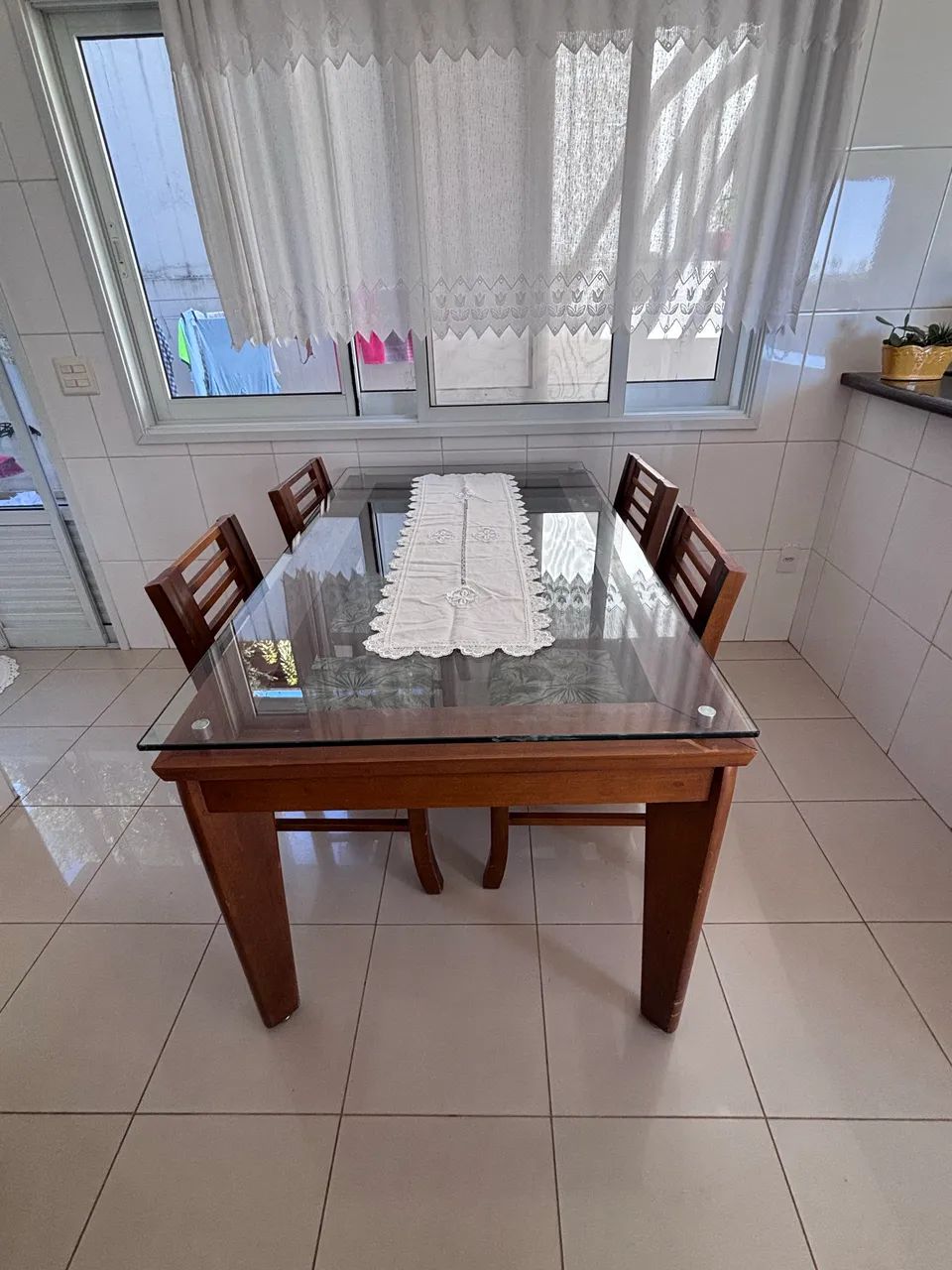 Mesa de jantar em madeira com 5 cadeiras