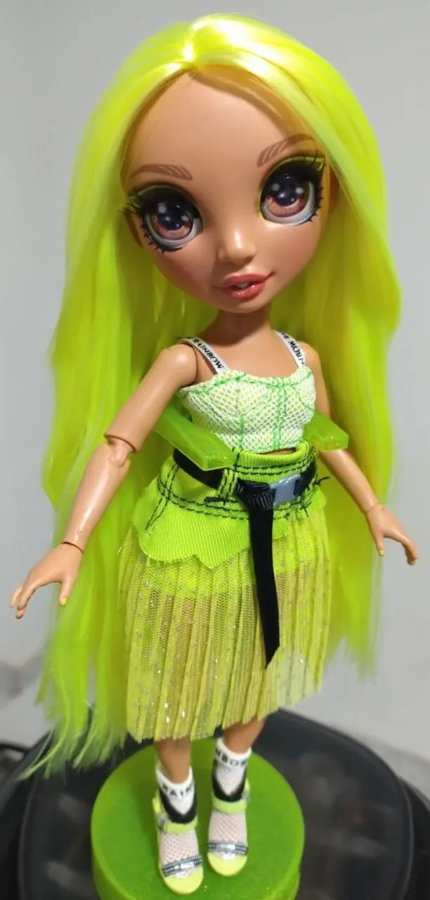 Boneca Rainbow High Karma completa. Leia descrição  - Foto 6