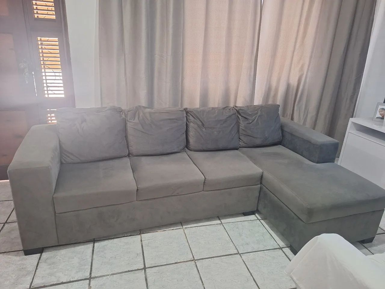 Sofá cinza quatro lugares