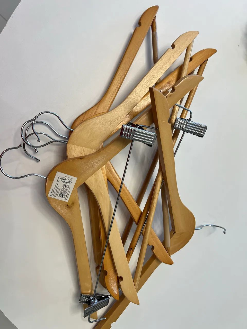 Cabides para loja, 50 de mandeira e 40 de plástico  - Foto 2