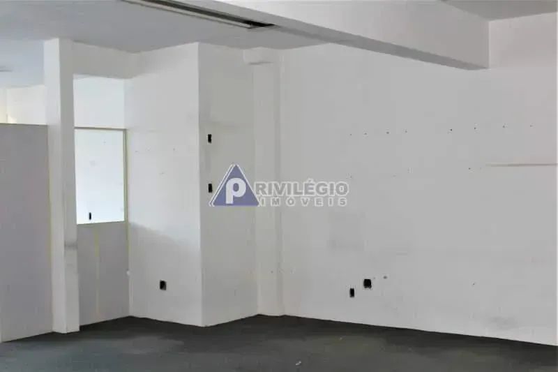 Prédio comercial com cerca de 800m² em Humaitá