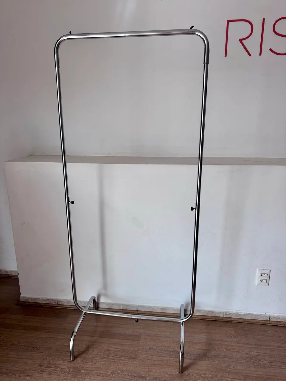 Arara de chão cromada, 0,80cm, perfeito estado