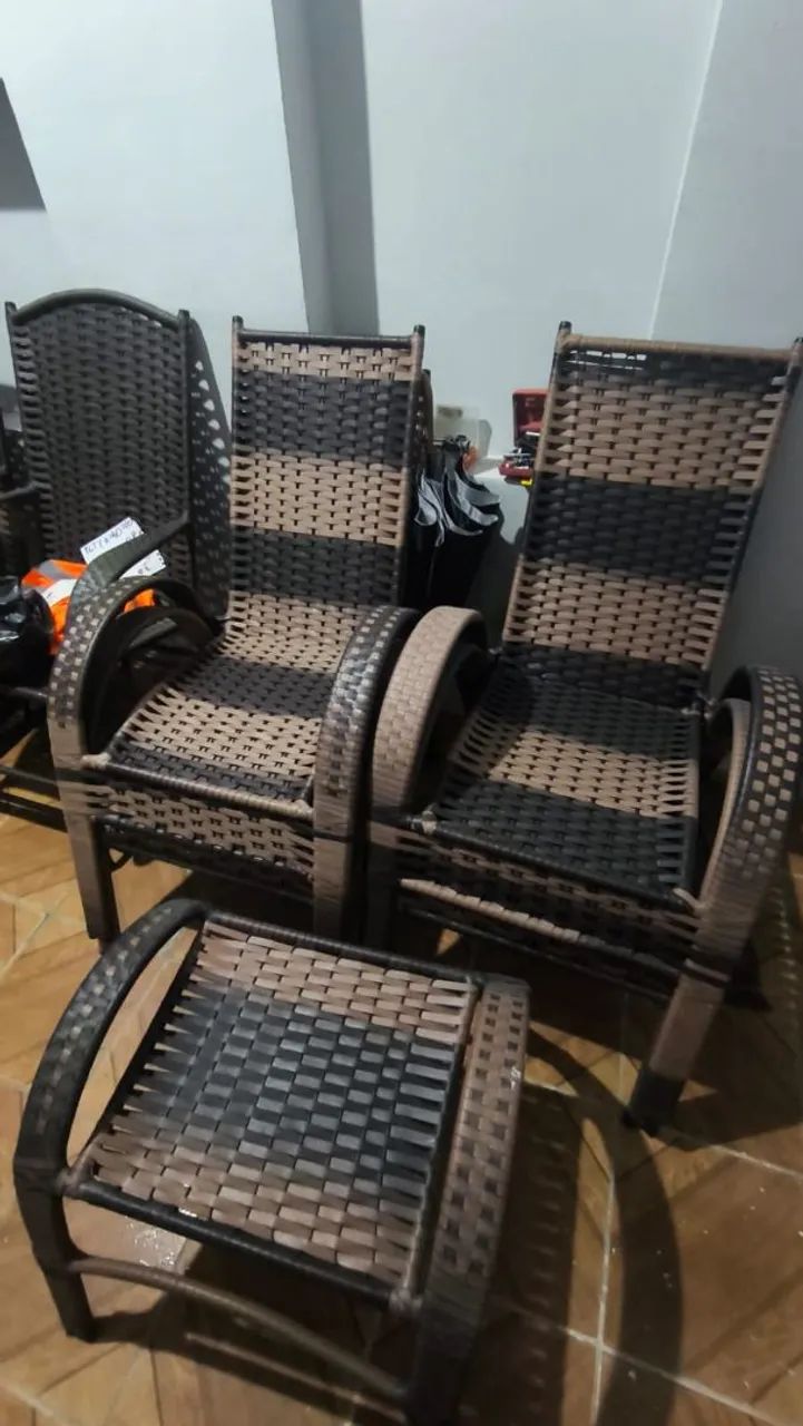 Jogo de cadeiras com 4 e um  centro de mesa 