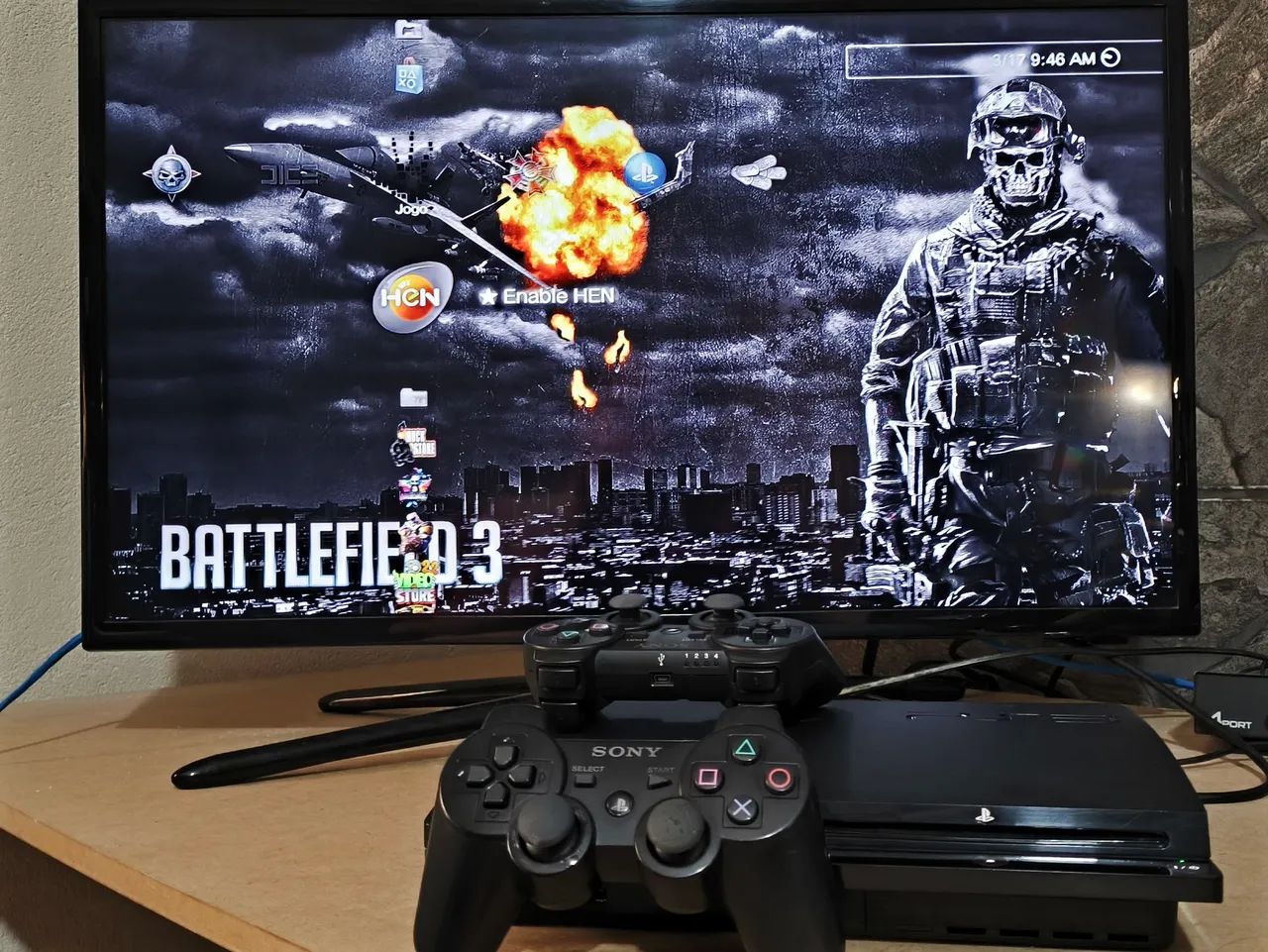 PS3 slim desbloqueado com 2 controles e cabos  - Foto 5