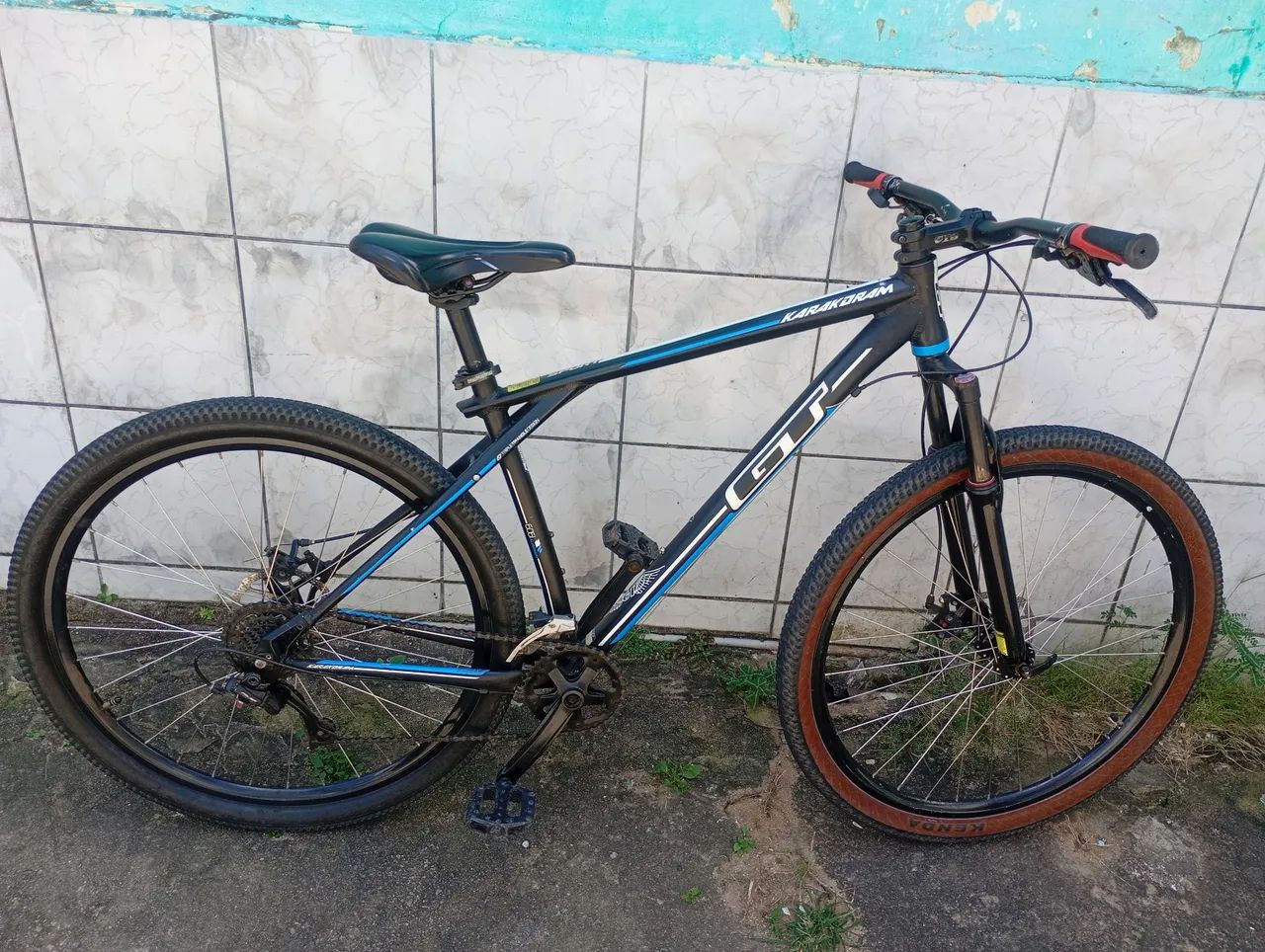 Bicicleta aro 29 alumínio GT com documento em mãos 