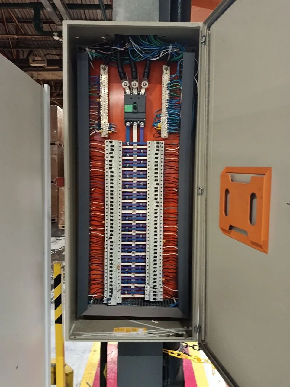 Eletricista, Residencial, predial e industrial.