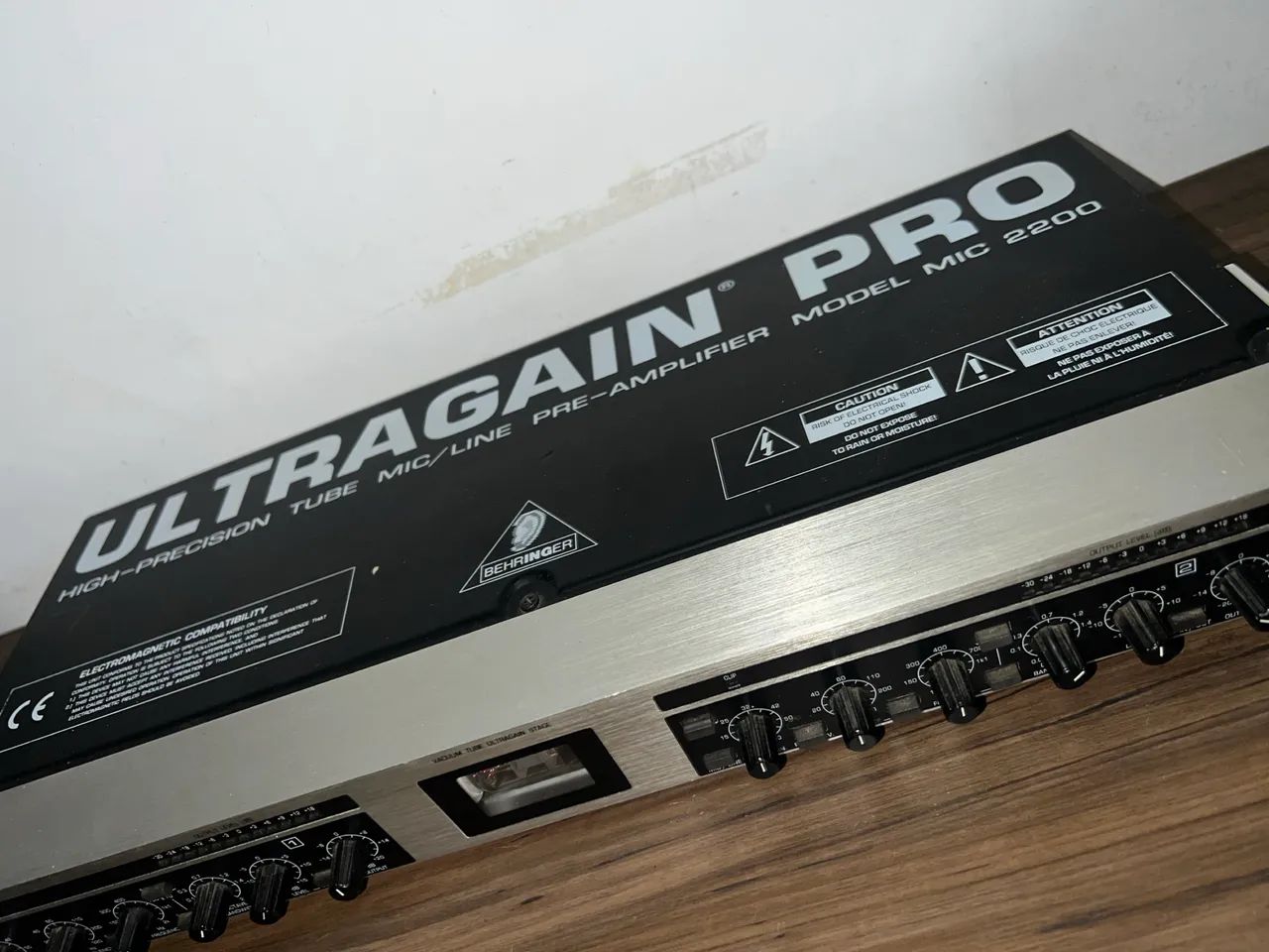 Pre Amp mic/line Behringer Ultragin pro MIC2200 - Equipamentos e