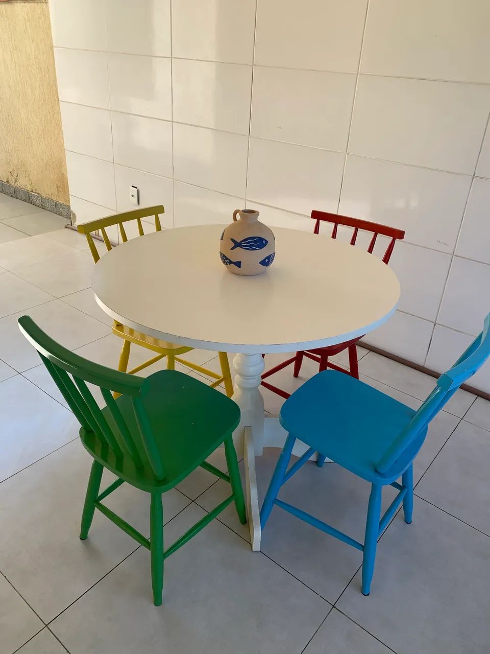Linda mesa em madeira com quatro cadeiras  - Foto 4