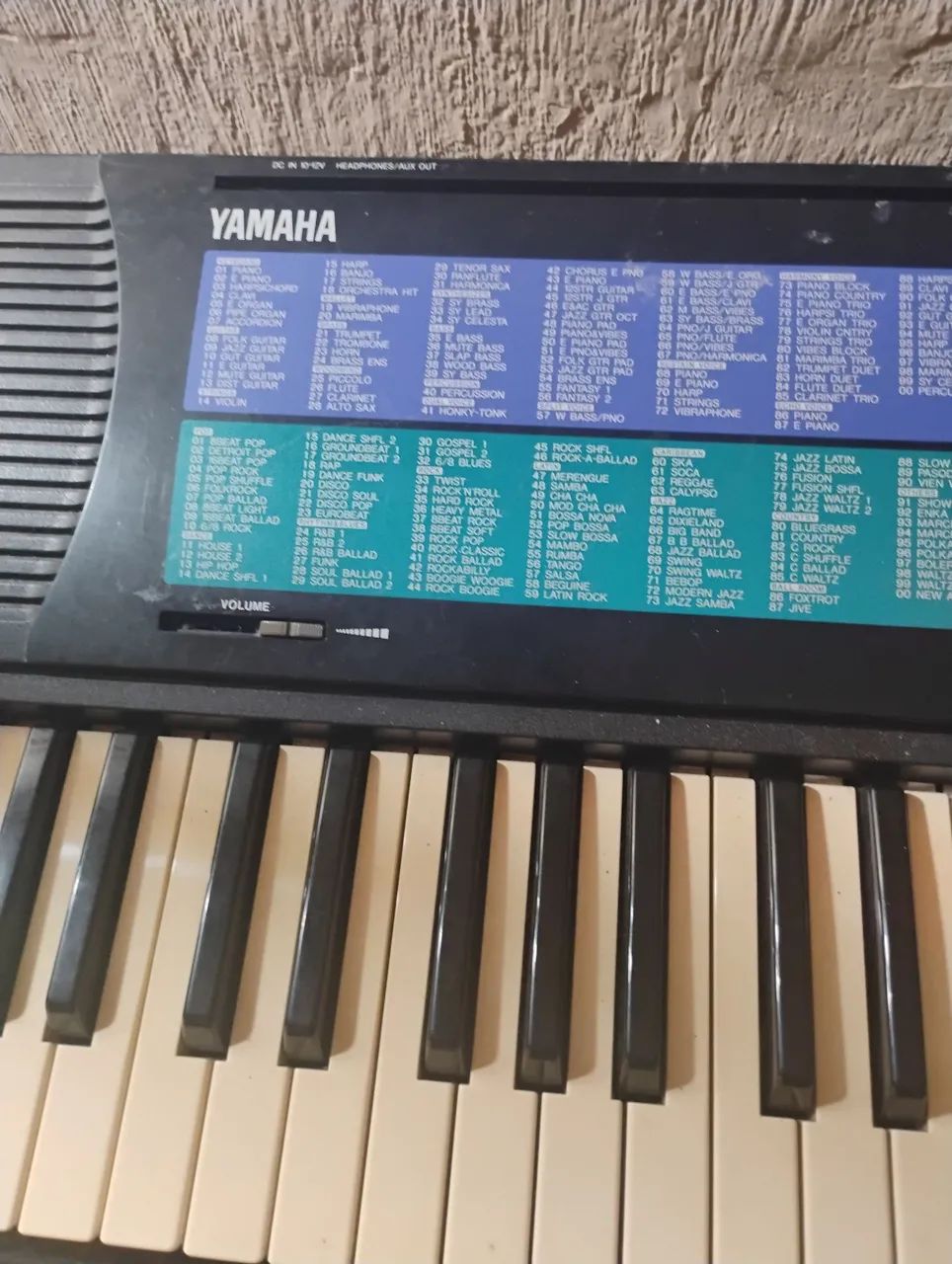 Vendo conjuntos completo de teclado e caixa de som - Equipamentos