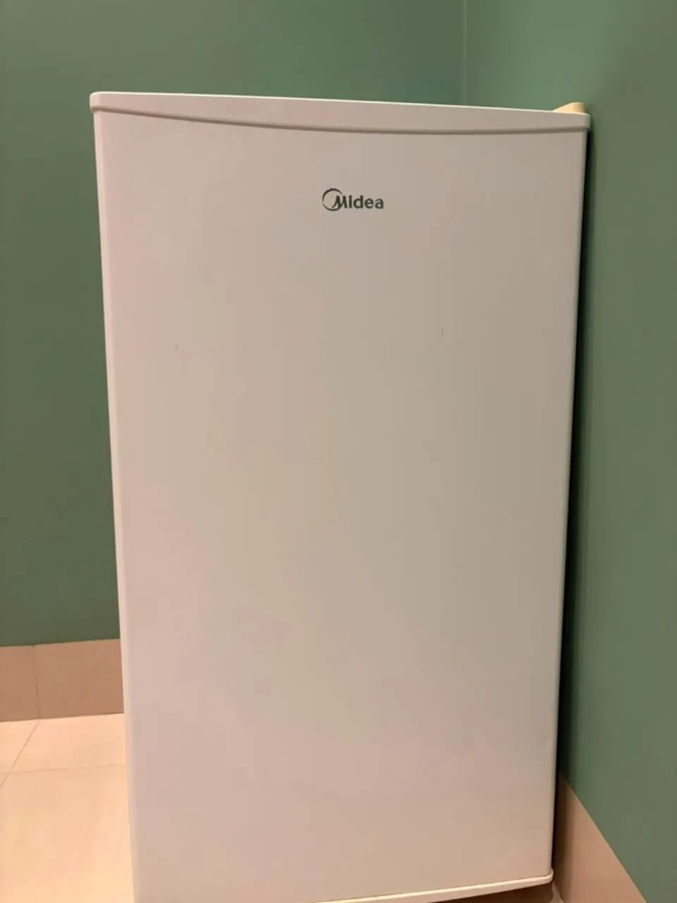 Frigobar Midea branco, 95 litros, perfeito