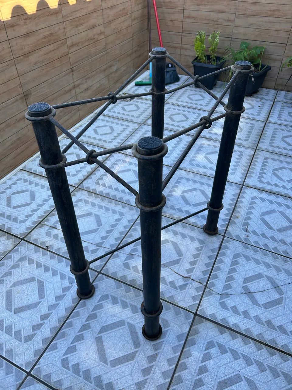 Mesa de vidro com base de ferro c/4cadeiras usada - Foto 5