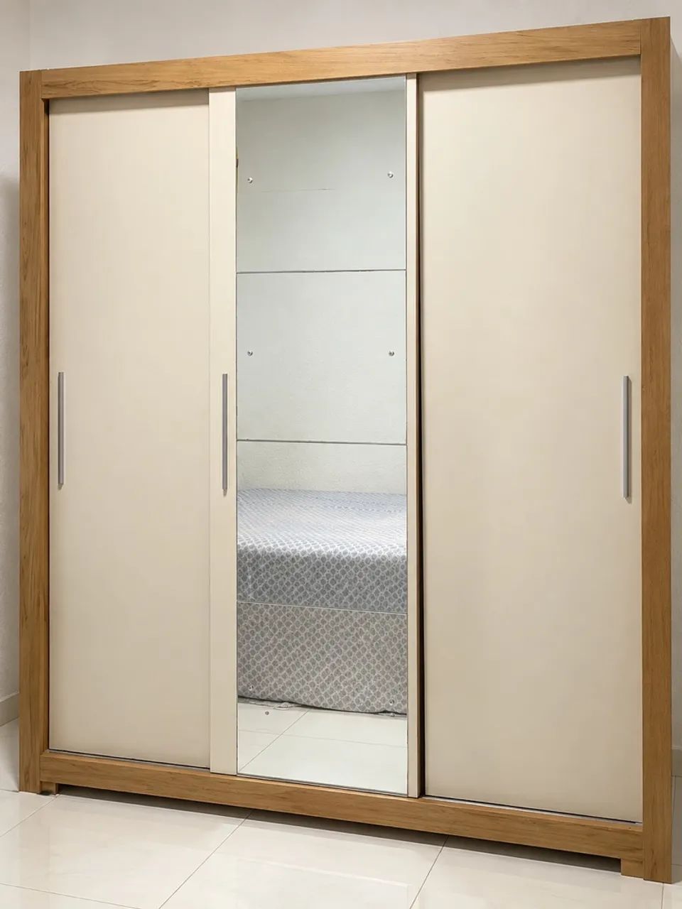 Guarda roupa com portas de correr e espelho 