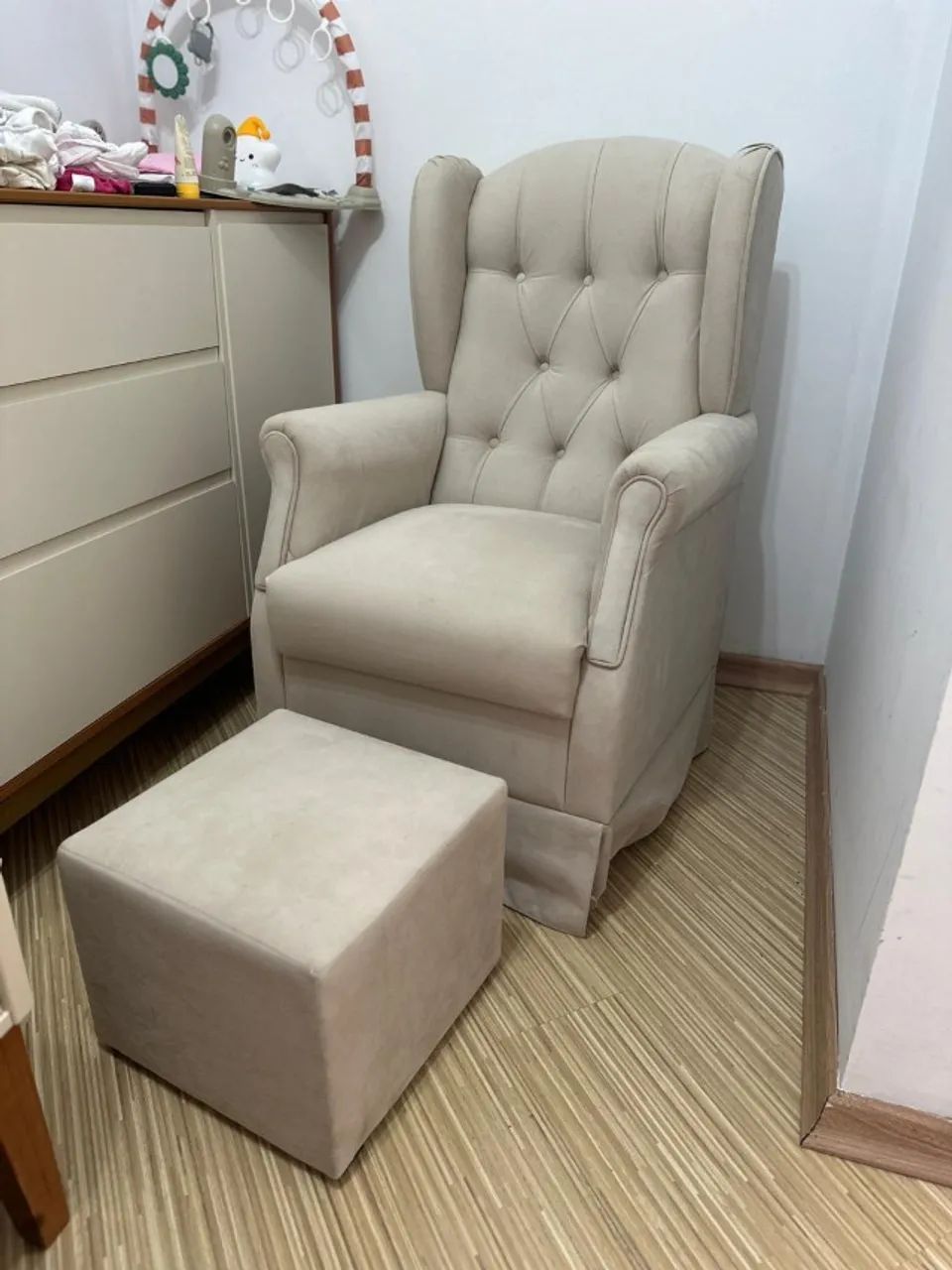 Poltrona amamentação com balanço e puff Suede Bege - Foto 2