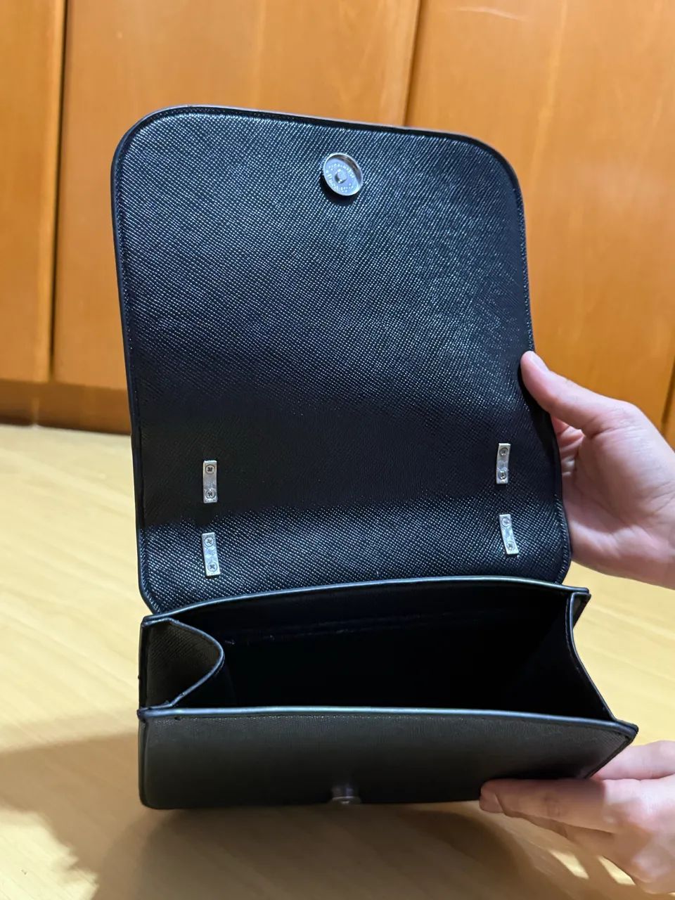 Bolsa handbag Santa Lolla preta com alça trançada - Foto 3