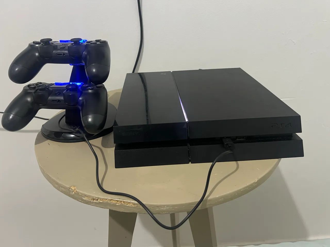 Vendo ps4 slim 2 controles 