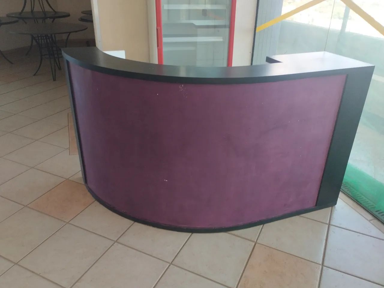 Vendo balcão para atendimento e recepção.