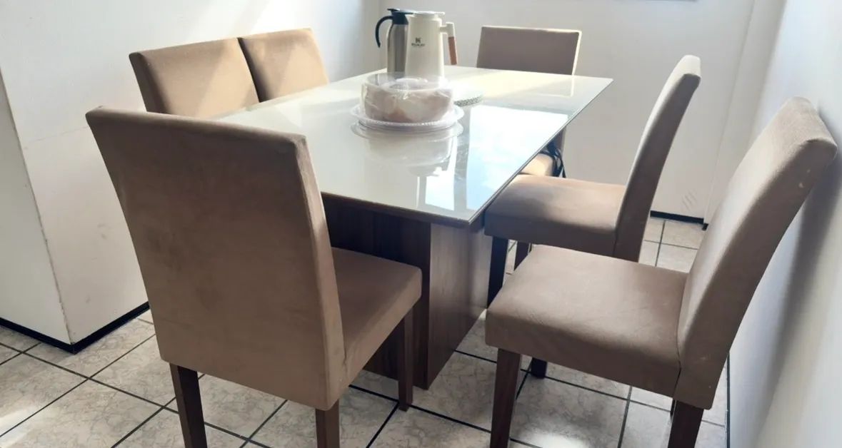 Linda mesa de Jantar com cadeiras