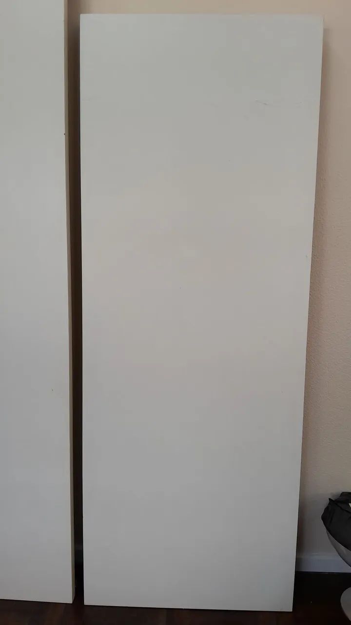Tablado para vitrine em MDF branco, com rodinhas de silicone. Medindo 1,74m X 0,65 m.